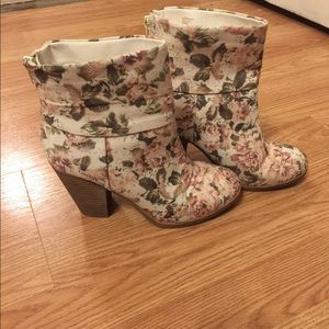 only $5 bundle with other, Fabric ankle boot